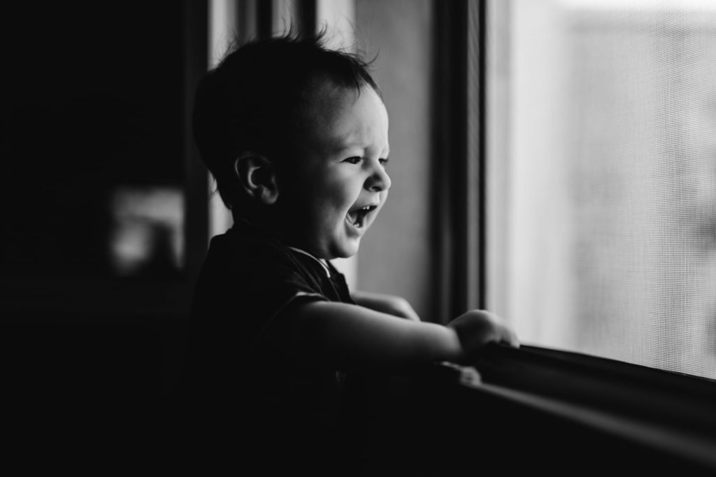 Photographie minimaliste et épurée de bébé dans le Var