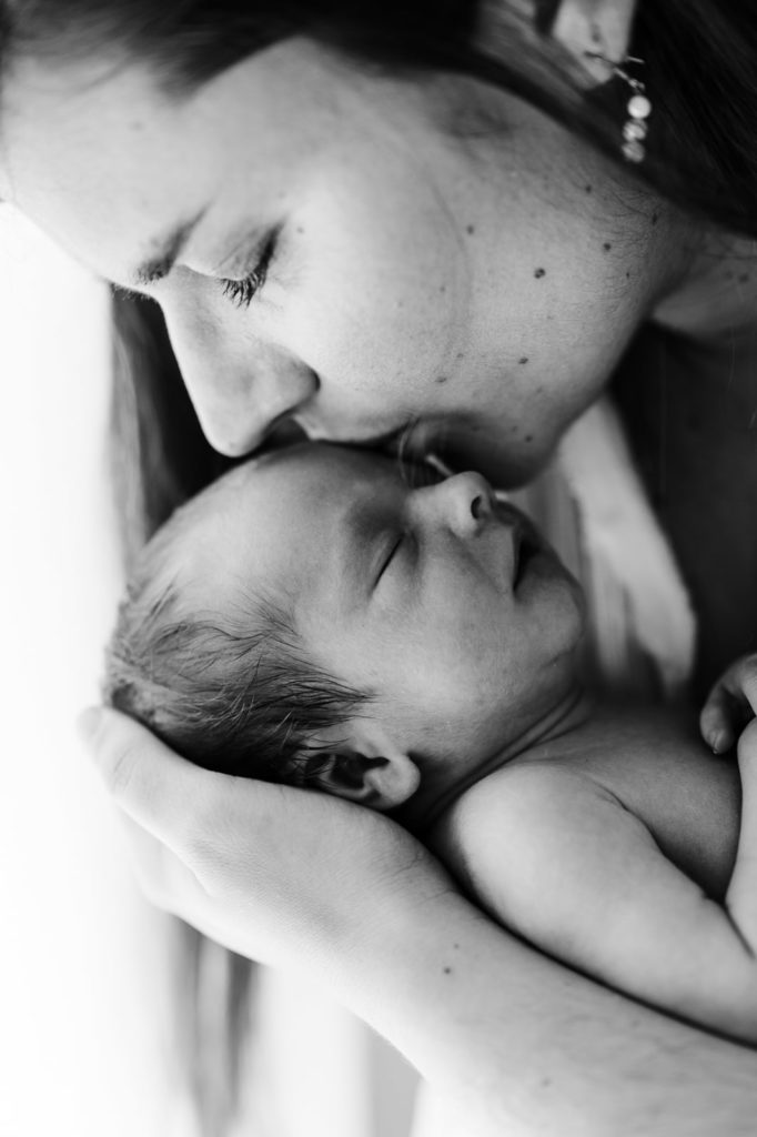 Photographie de nouveau-né, photo d'un bébé et sa maman