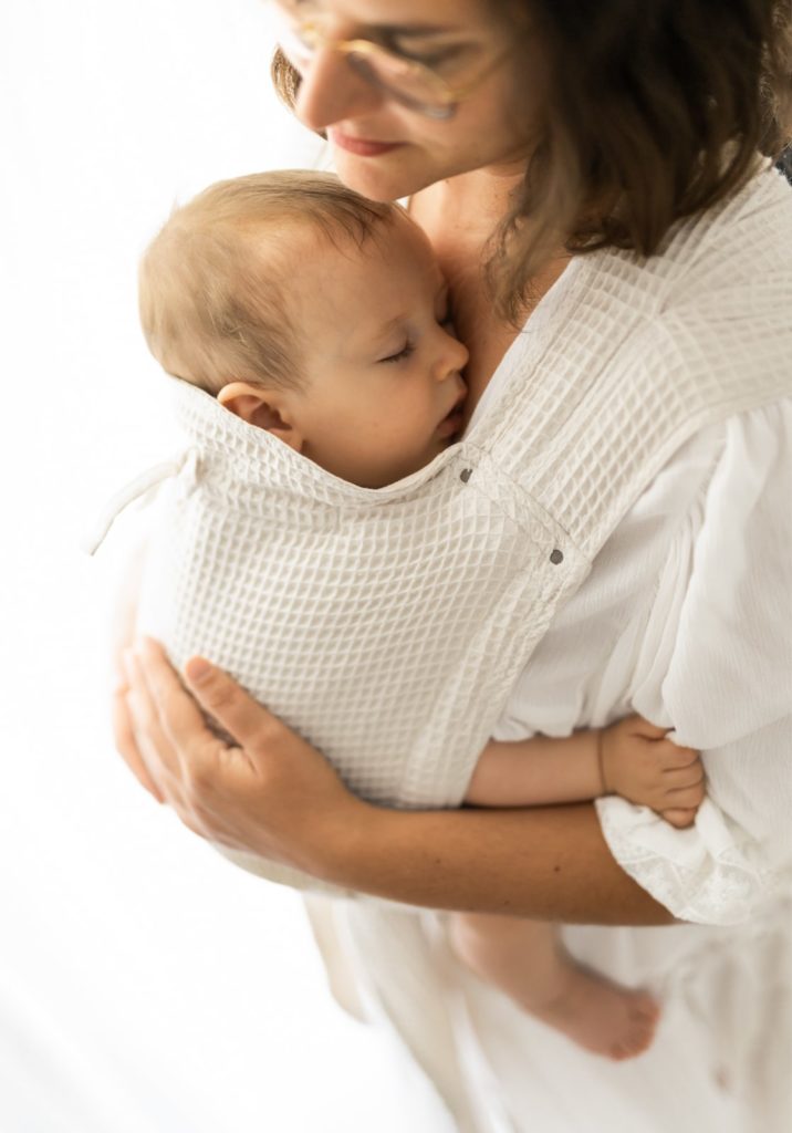 photographie d'une maman et son bébé en portage physiologique