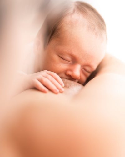 Photographe allaitement à Draguignan dans le Var nouveau-né