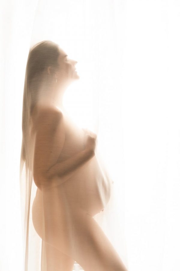 Photographie de grossesse à Draguignan dans le Var, Naturel pur et minimaliste, intimiste