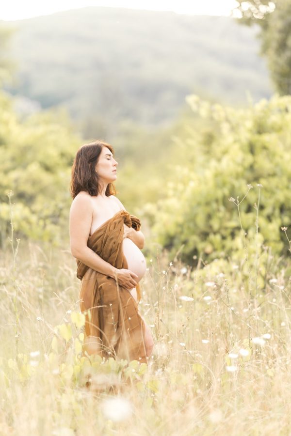 Photographie de grossesse à Draguignan dans le Var, Naturel pur et minimaliste, intimiste