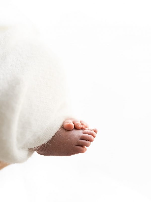 photographie naturelle de bébé dans le Var, photo de détail - photographe maternité