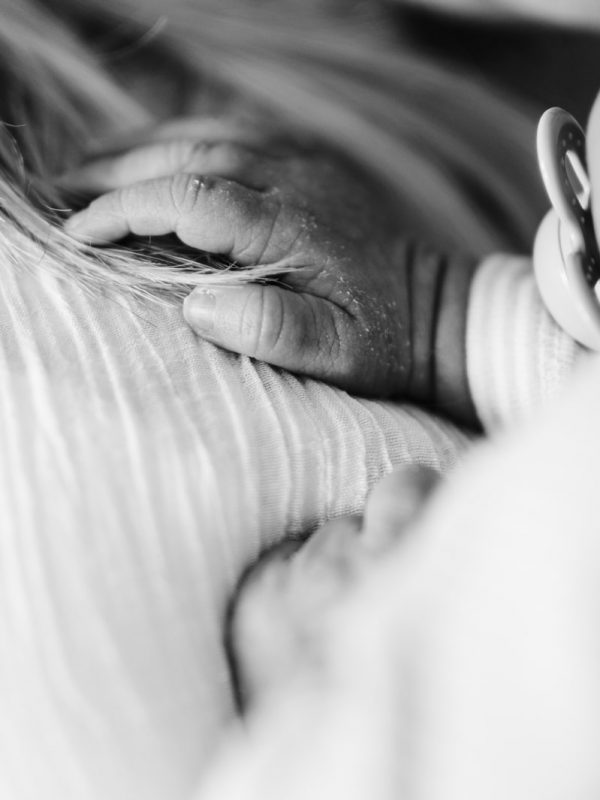 photographie naturelle de bébé dans le Var, photo de détail - photographe maternité