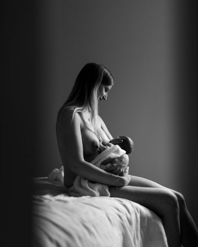 photographie allaitement nouveau-né, bébé, bambin. Photographe naturel et intimiste dans le Var Draguignan