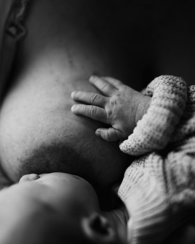 photographie allaitement nouveau-né, bébé, bambin. Photographe naturel et intimiste dans le Var Draguignan