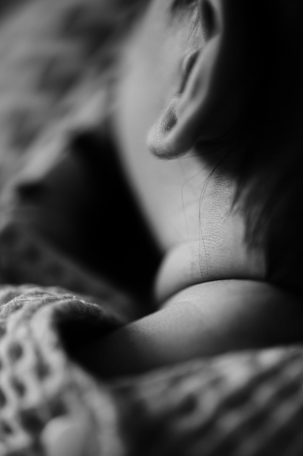 photographie naturelle de bébé dans le Var, photo de détail - photographe maternité