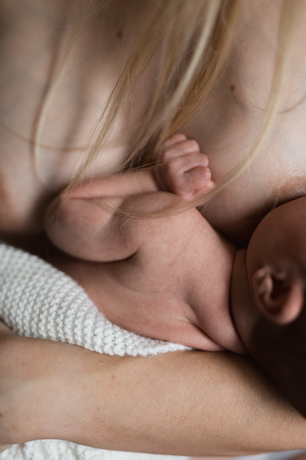 photographie allaitement nouveau-né, bébé, bambin. Photographe naturel et intimiste dans le Var Draguignan