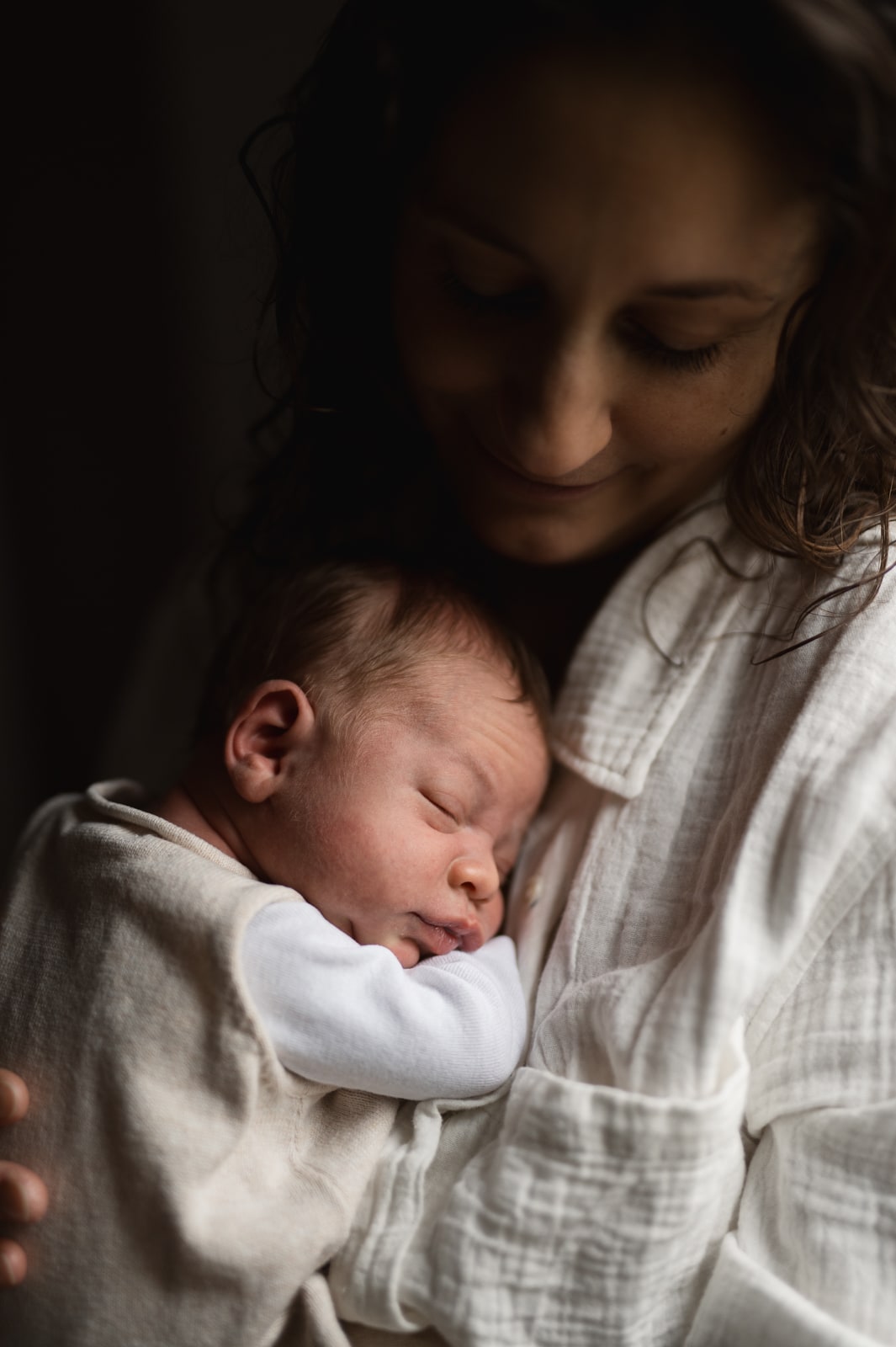 photographie allaitement nouveau-né, bébé, bambin. Photographe naturel et intimiste dans le Var Draguignan